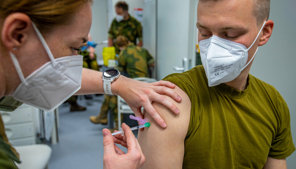 FØRSTE STIKK: Her mottar troppssersjant Aleksander Stabell den første vaksinen som ble donert av den canadiske styrken i Latvia.