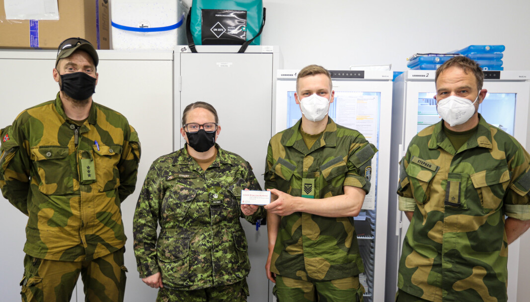 OVERLEVERING: Her får det norske styrkebidraget levert vaksinene. Fra venstre: kaptein Erik Palerud (styrkesjef), major Stacey (canadisk lege), Aleksander Stabel (troppsersjant Stormtroppen), major Stephan Dormagen (norsk lege) OVERLEVERING: Her får det norske styrkebidraget levert vaksinene. Fra venstre: kaptein Erik Palerud (styrkesjef), major Stacey (canadisk lege), Aleksander Stabel (troppsersjant Stormtroppen), major Stephan Dormagen (norsk lege)