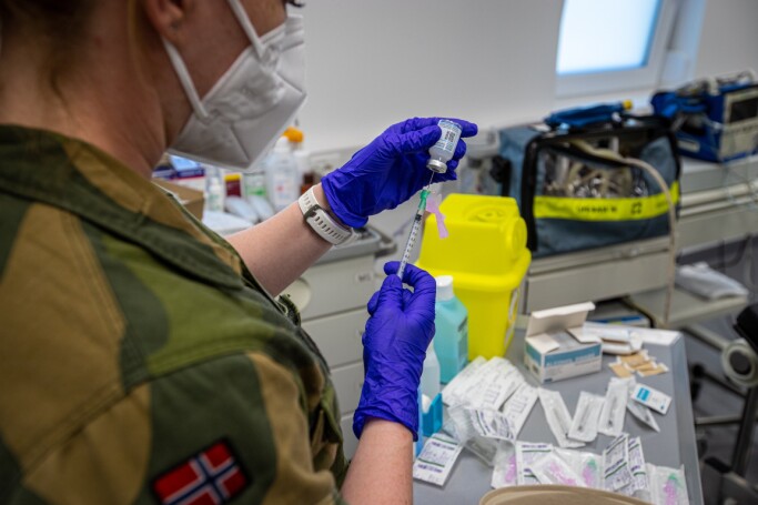 FØRSTE DOSE: Vaksinen gjøres klar av oversersjant Sara Aasdal, som er styrkens sykepleier. FØRSTE DOSE: Vaksinen gjøres klar av oversersjant Sara Aasdal, som er styrkens sykepleier.