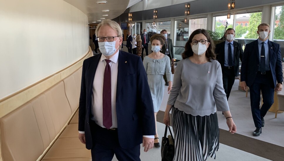 POPULÆR: Forsvarminister Peter Hultqvist på vei inn i Riksdagen mandag.