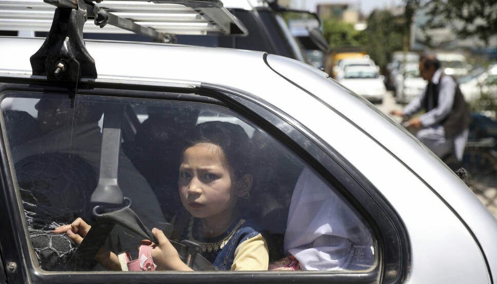 AFGHANISTAN: En jente sitter i en bil i Kabul i Afghanistan. Landet er blant de farligste i verden å være barn.