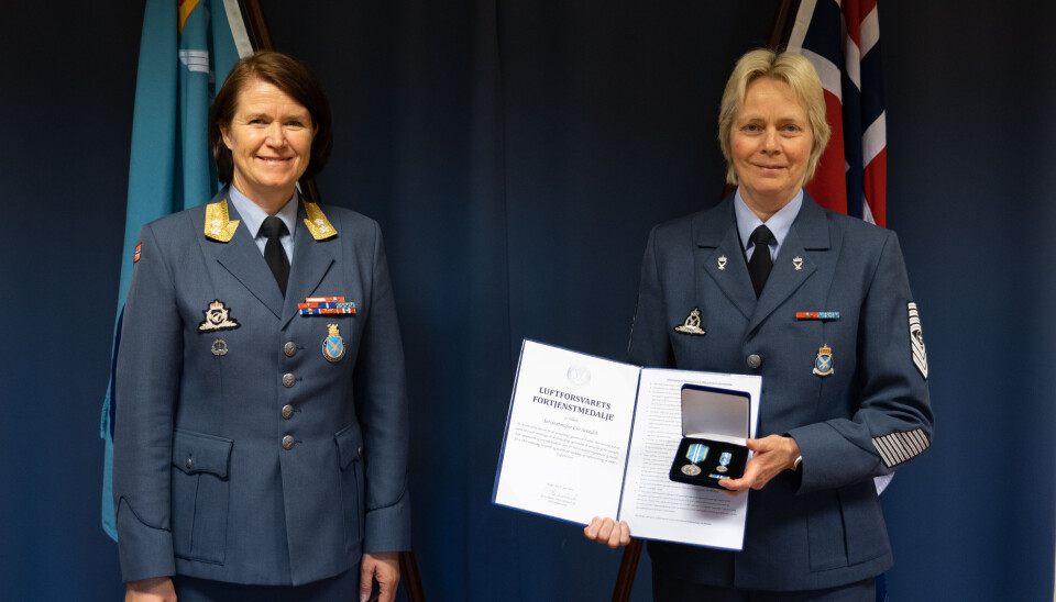 MEDALJE: Sersjantmajor Liv Strædet er tildelt Luftforsvarets fortjenstmedalje. Her er hun sammen med avtroppende sjef Luftforsvaret, Tonje Skinnarland.