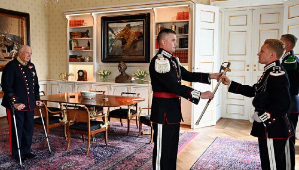 SABEL: Gardesjefen overrekker Brigader Leif Schanches æresbevisning – en sabel – til sersjant 1. klasse Åsbjørn Holmen Grønbech.