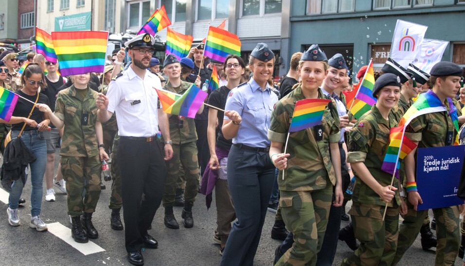 PRIDE-PARADE: I 2019 deltok rundt 150 personer fra Forsvaret i paraden. Forsvarssjefen håper på enda større deltagelse i fremtidige parader.