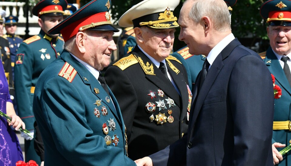 VETERANER: Russlands president Vladimir Putin hilser på veteraner fra annen verdenskrig under minnestunden for starten på Nazi-Tysklands invasjon av Sovjetunionen.