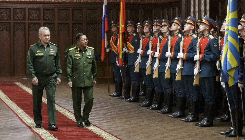 MOSKVA: Russlands forsvarsminister Sergei Shoigu, (t.v.) og øverstkommanderende for de væpnede styrkene i Myanmar, General Min Aung Hlaing, under et besøk i Moskva 22. juni 2021.