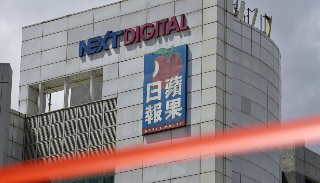 Apple Daily må legge ned driften etter at avisens kontoer er sperret. Apple Daily må legge ned driften etter at avisens kontoer er sperret.
