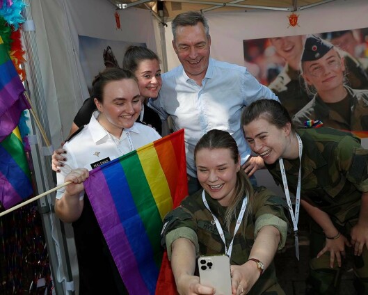 Forsvarsministeren besøkte stand i Pride Park