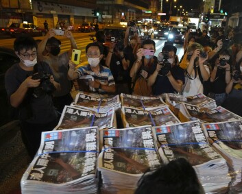 Biden kritiserer Kina for stenging av Hongkong-avis