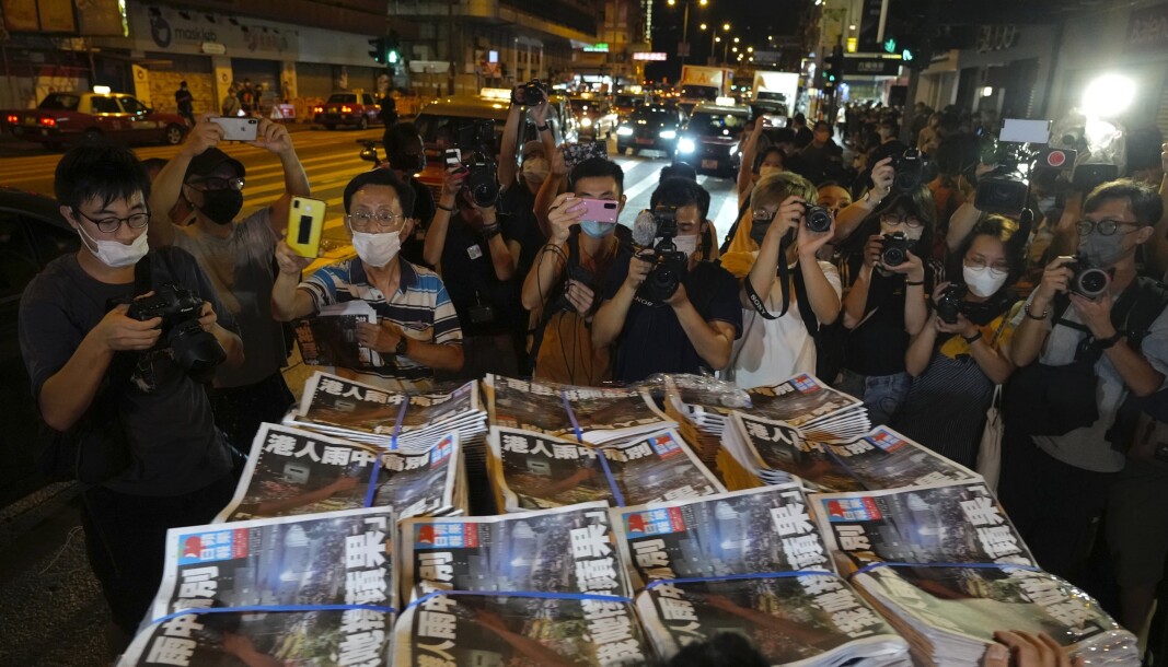 SISTE UTGAVE: Folk strømmet til da den siste utgaven av den prodemokratiske Hongkong-avisa Apple Daily dukket opp hos avisselgere torsdag. USAs president Joe Biden retter skarp kritikk mot det han mener føyer seg inn i et mønster av undertrykkelse fra kinesisk hold. SISTE UTGAVE: Folk strømmet til da den siste utgaven av den prodemokratiske Hongkong-avisa Apple Daily dukket opp hos avisselgere torsdag. USAs president Joe Biden retter skarp kritikk mot det han mener føyer seg inn i et mønster av undertrykkelse fra kinesisk hold.