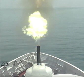 SKYTER: Et russisk fartøy som skygger HMS Defender avfyrer skudd. SKYTER: Et russisk fartøy som skygger HMS Defender avfyrer skudd.