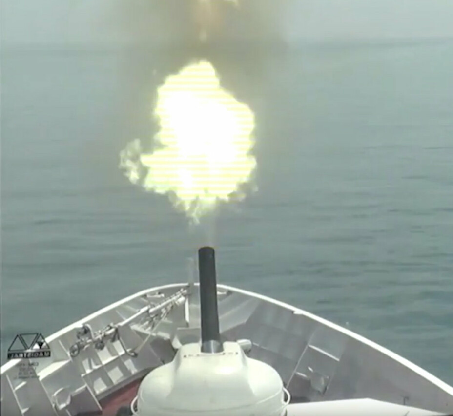 SKYTER: Et russisk fartøy som skygger HMS Defender avfyrer skudd.