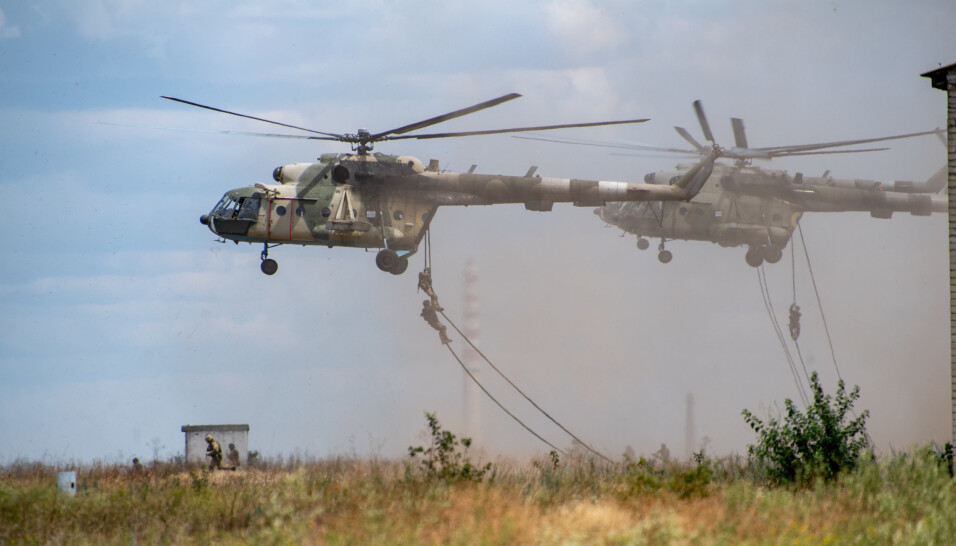ØVELSE SEA BREEZE: Soldater firer seg ned fra to helikoptre under øvelse Sea Breeze 2019 i Svartehavsområdet. Årets øvelse blir den største som er gjennomført.