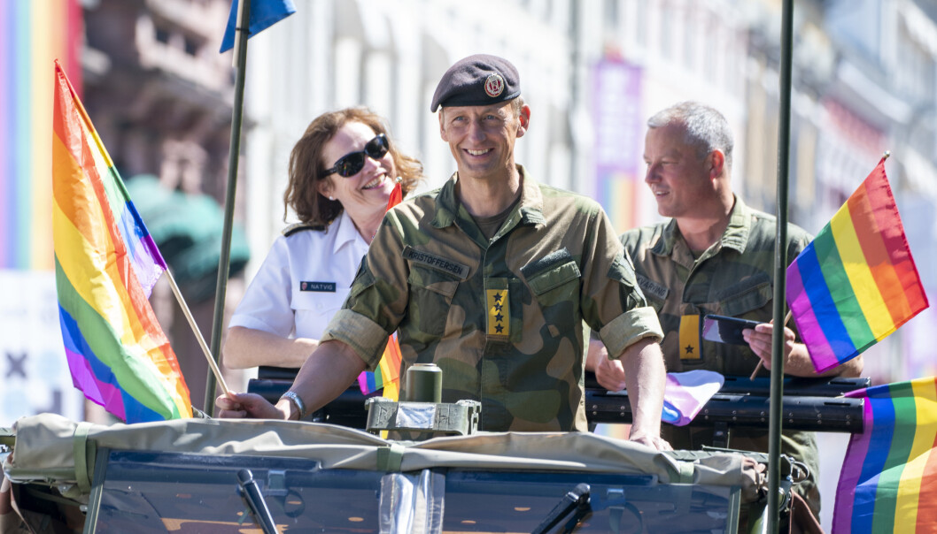 HISTORISK: General Eirik Kristoffersen deltok i Pride-paraden i Oslo sentrum lørdag, som første norske forsvarssjef noensinne. Bak til venstre sjefen for Forsvarsstaben, Elisabeth Natvig, og til høyre forsvarssjefens kommunikasjonssjef Eystein Kvarving. HISTORISK: General Eirik Kristoffersen deltok i Pride-paraden i Oslo sentrum lørdag, som første norske forsvarssjef noensinne. Bak til venstre sjefen for Forsvarsstaben, Elisabeth Natvig, og til høyre forsvarssjefens kommunikasjonssjef Eystein Kvarving.