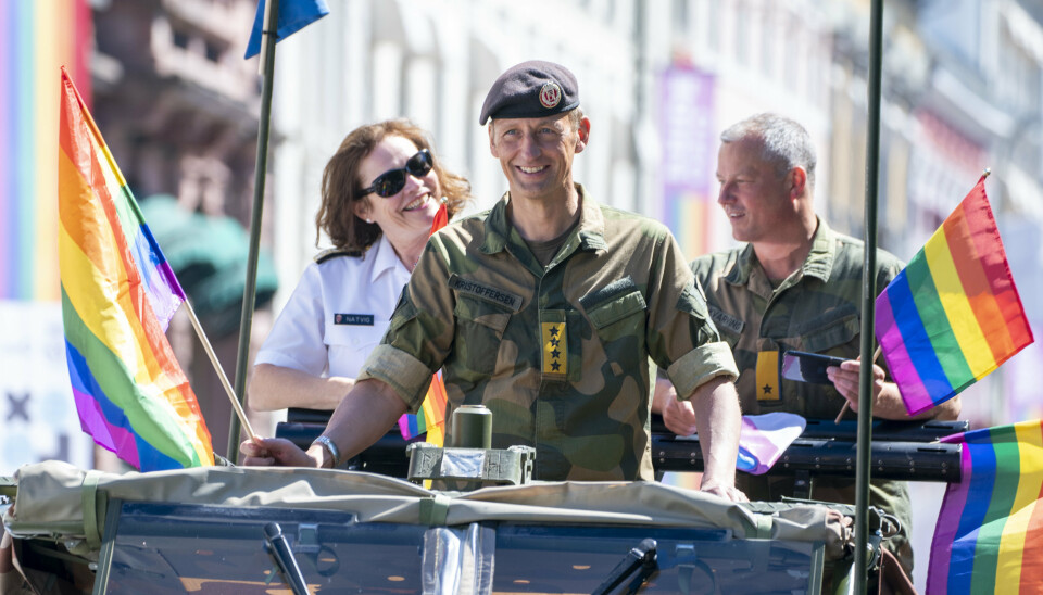 HISTORISK: General Eirik Kristoffersen deltok i Pride-paraden i Oslo sentrum lørdag, som første norske forsvarssjef noensinne. Bak til venstre sjefen for Forsvarsstaben, Elisabeth Natvig, og til høyre forsvarssjefens kommunikasjonssjef Eystein Kvarving.
