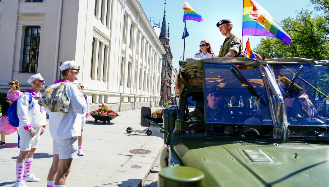 PARADE: Forsvarssjef Eirik Kristoffersen og Elisabeth Natvig hilste på Pride-deltakere langs Karl Johan.