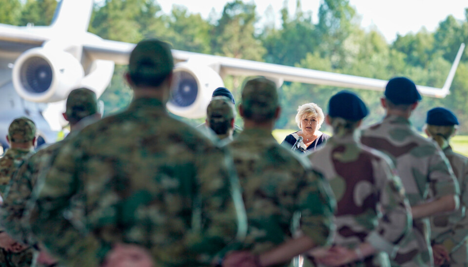 I NORGE: Statsminister Erna Solberg holder tale under mottagelsen for de siste norske kampsoldatene som lørdag kom med fly fra Afghanistan til den militære delen av Gardermoen.Foto: Fredrik Hagen / NTB