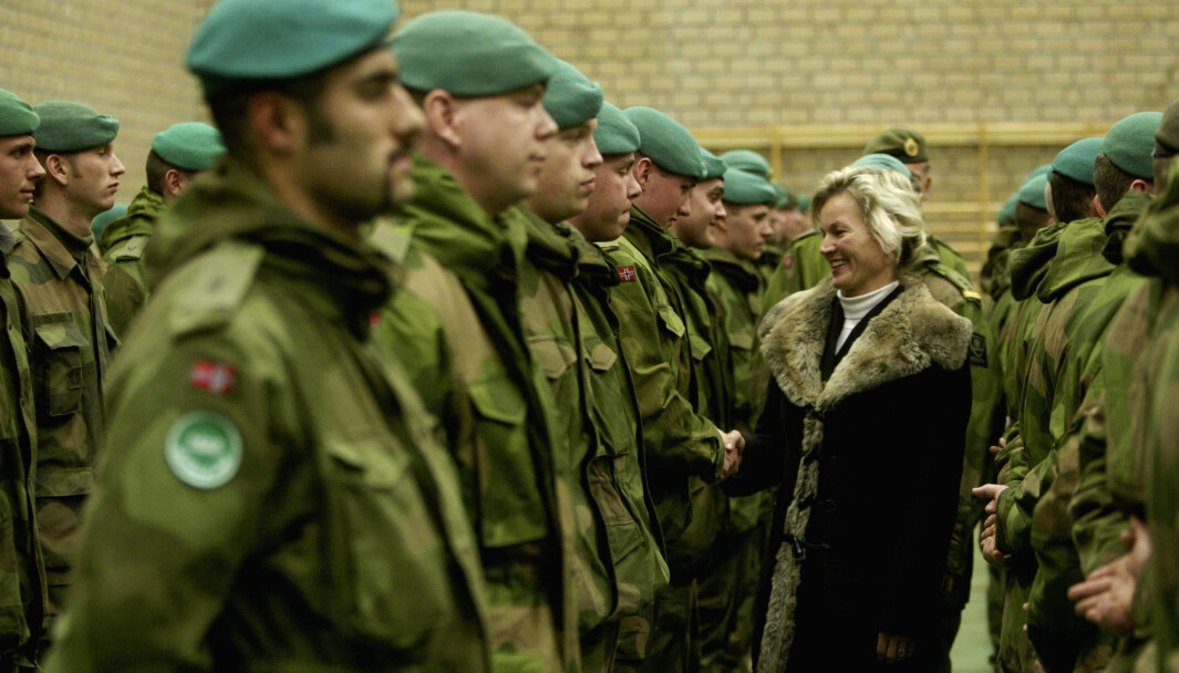 FERSK: Mahmoud Farahmand (foran t.v.) hilser på daværende forsvarsminister Kristin Krohn Devold før han og medsoldatene reiste til Afghanistan i 2003. FERSK: Mahmoud Farahmand (foran t.v.) hilser på daværende forsvarsminister Kristin Krohn Devold før han og medsoldatene reiste til Afghanistan i 2003.