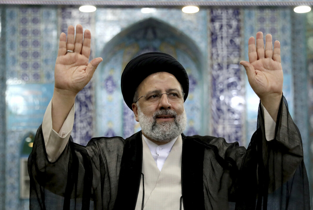 IRAN: Ebrahim Raisi overtok i august som Irans nye president, avbildet i seremonien da han ble tatt i ed. En av hans største utfordringer er atomforhandlingene med Vesten.