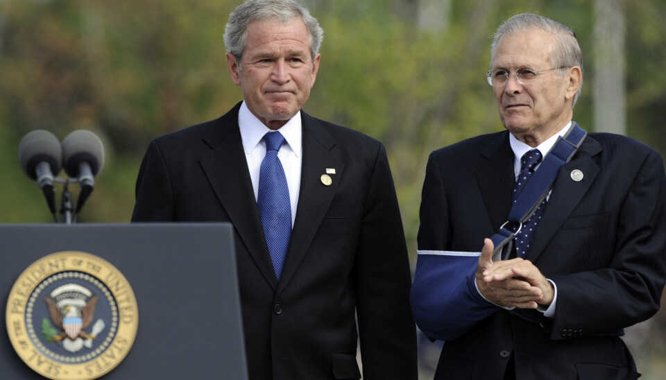 SEREMONI: George W. Bush og Donald Rumsfeld under en seremoni på et minnested ved Pentagon i 11. september 2008.