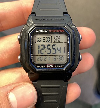SMARTKLOKKE: Eirik bruker Casio-klokka fra rekrutten. Den slipper han å ta av i sikkerhetsklarerte rom. SMARTKLOKKE: Eirik bruker Casio-klokka fra rekrutten. Den slipper han å ta av i sikkerhetsklarerte rom.