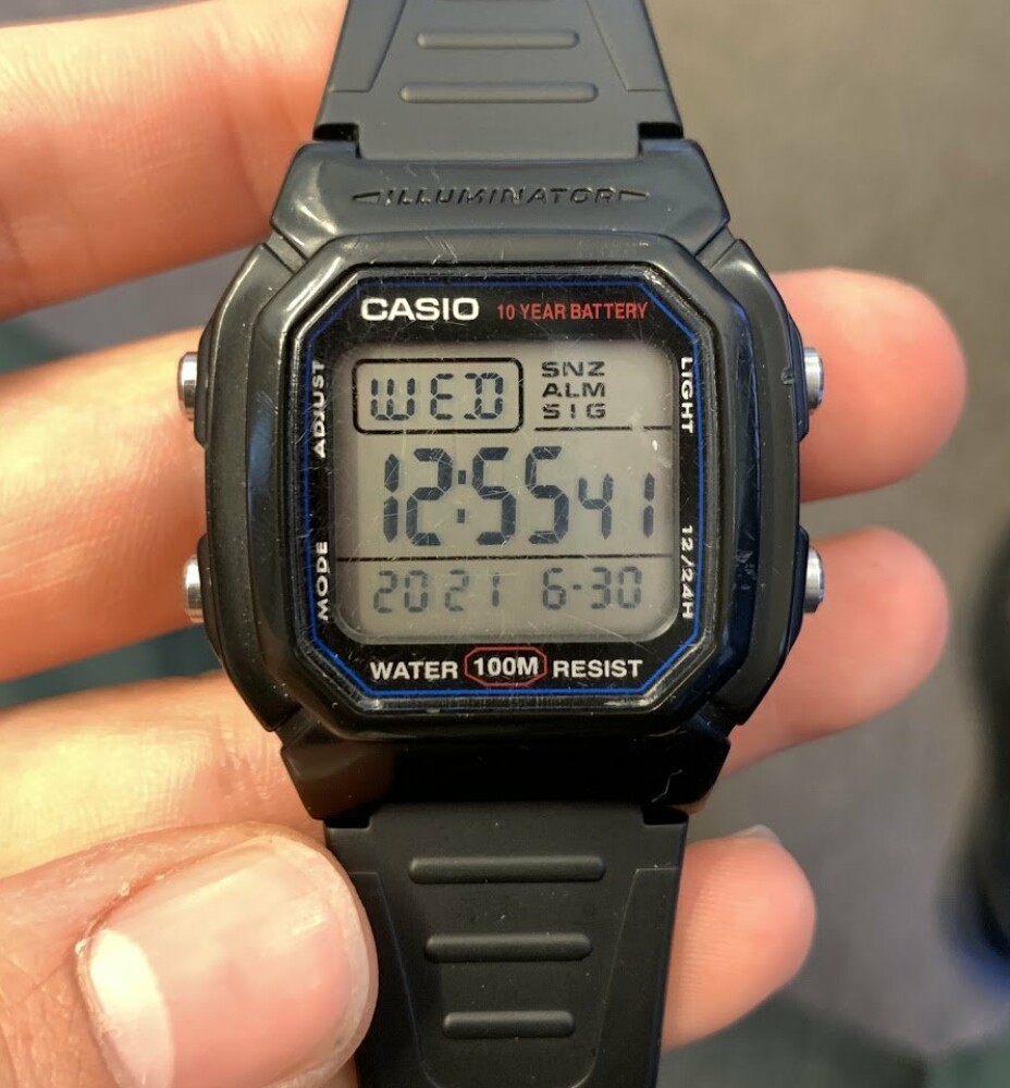 SMARTKLOKKE: Eirik bruker Casio-klokka fra rekrutten. Den slipper han å ta av i sikkerhetsklarerte rom.