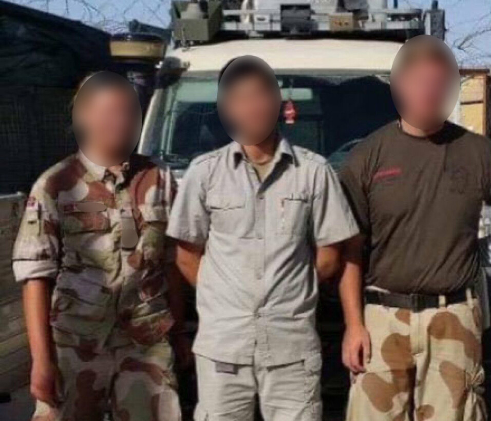 ANSATT: Personen i midten jobbet for Forsvaret i Mazar-e Sharif i åtte år. Nå frykter han Taliban.