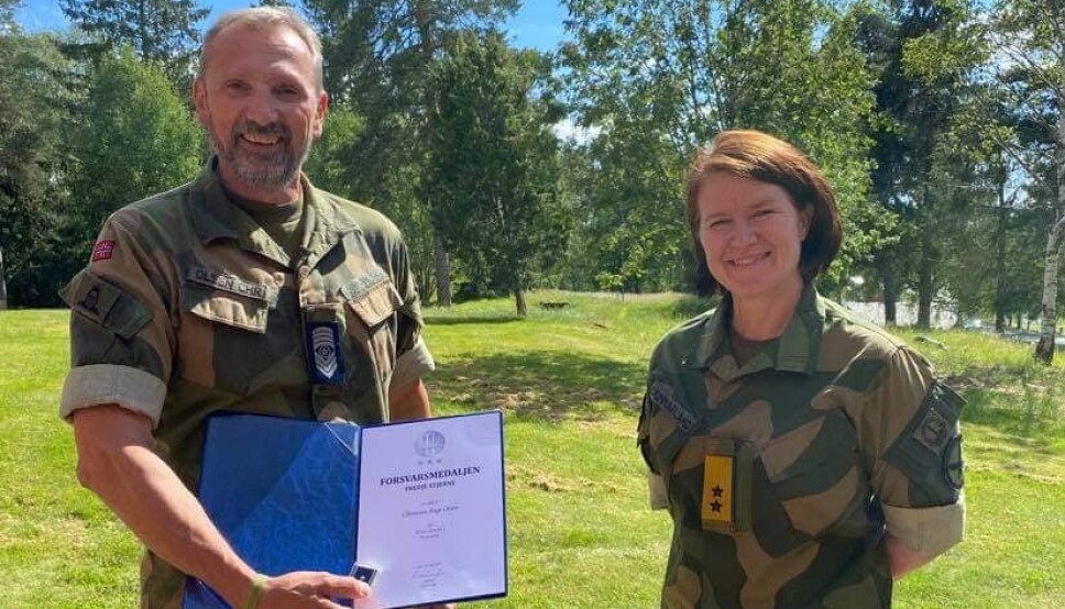 3 STJERNER: Sjefssersant Christian Aage Olsen og Sjef Luftforsvaret Tonje Skinnarland.