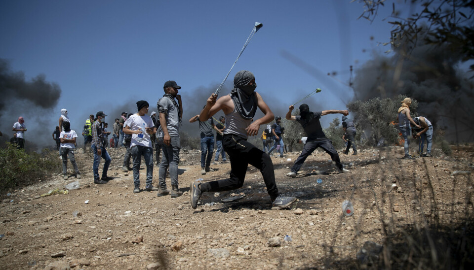 PROTESTERER: Palestinere protesterer mot en ulovlig bosetning på Vestbredden.
