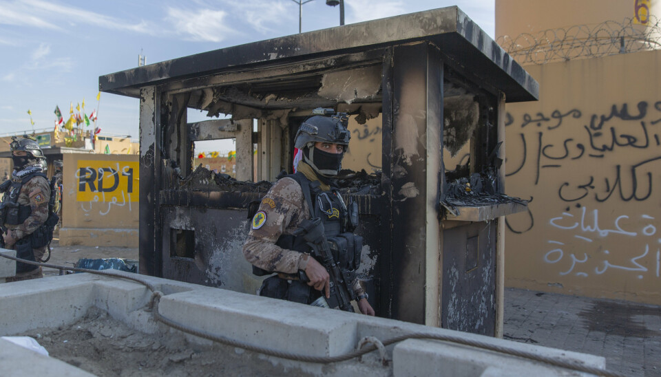 BAGDAD: Irakiske soldater foran den amerikanske ambassaden i Bagdad.