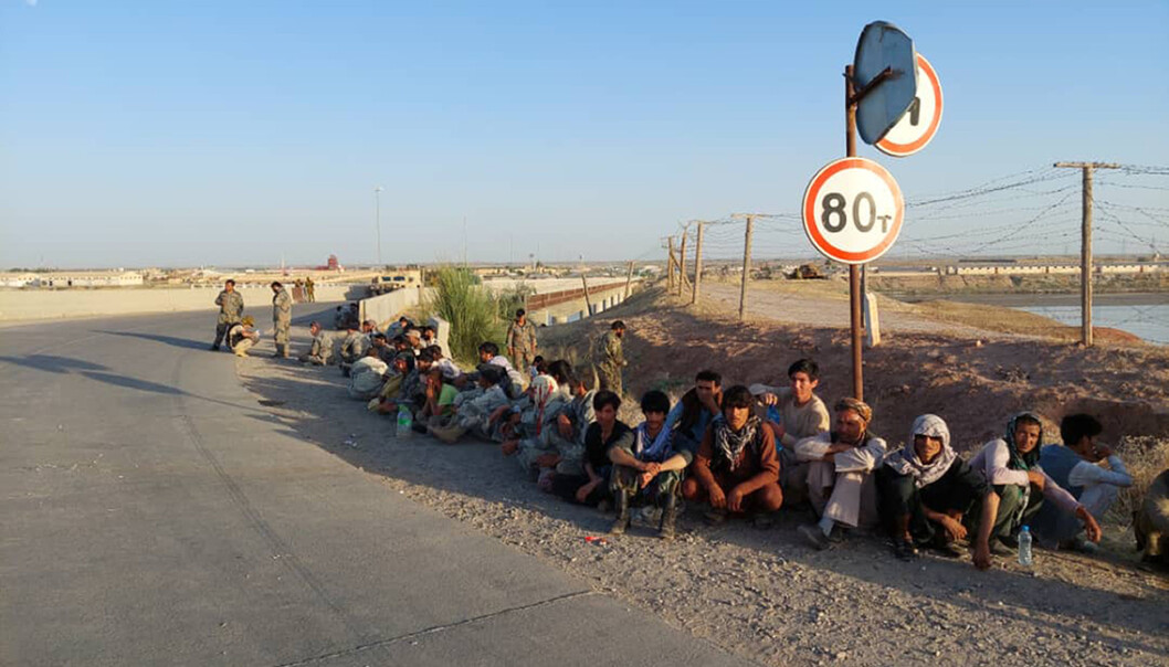 Afghanistans regjeringssoldater sitter ved en bro ved siden av Tadsjikistan-Afghanistan-grensen i Tadsjikistan. Afghanistans regjeringssoldater sitter ved en bro ved siden av Tadsjikistan-Afghanistan-grensen i Tadsjikistan.