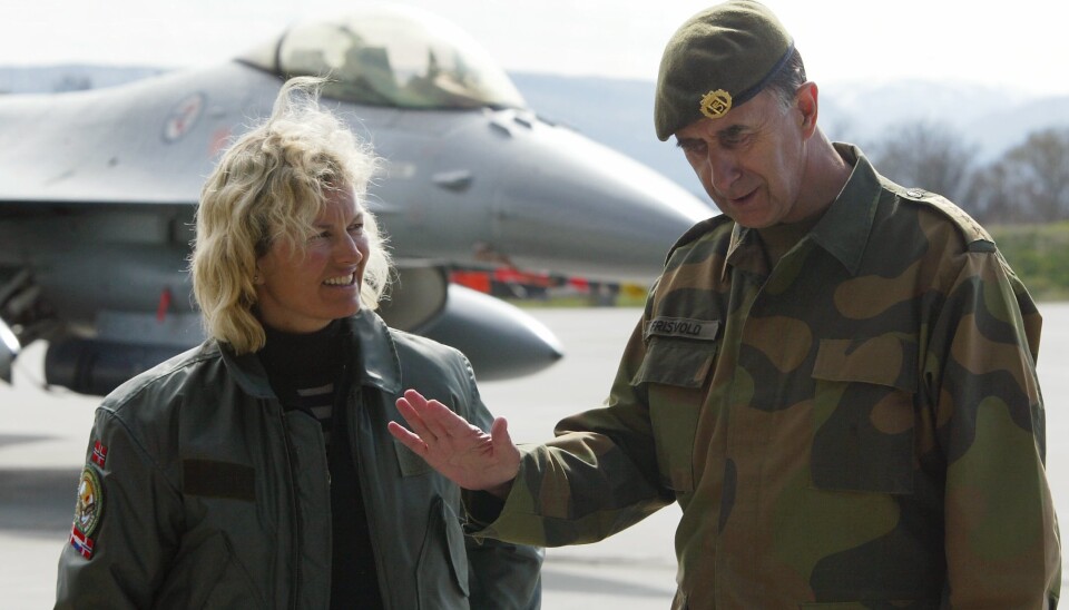 VANSKELIG SITUASJON: Daværende forsvarsminister Kristin Krohn Devold (H) og forsvarsjef Sigurd Frisvold på Ørland flystasjon i Trøndelag i 2003. Frisvold sier at afghanere som jobbet for Norge er i en vanskelig situasjon.