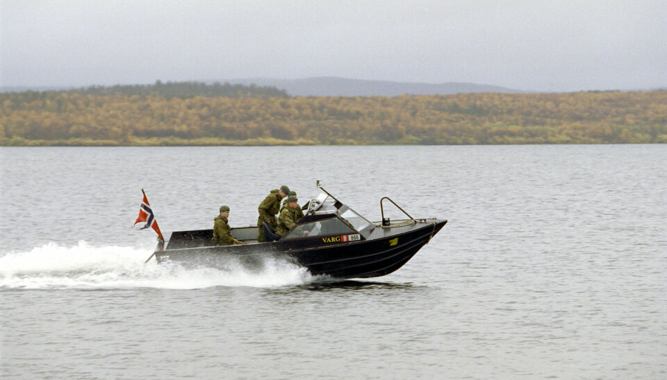 PATRULJE: Grensejegere fra GSV patruljerer grense jakobselv med båt.