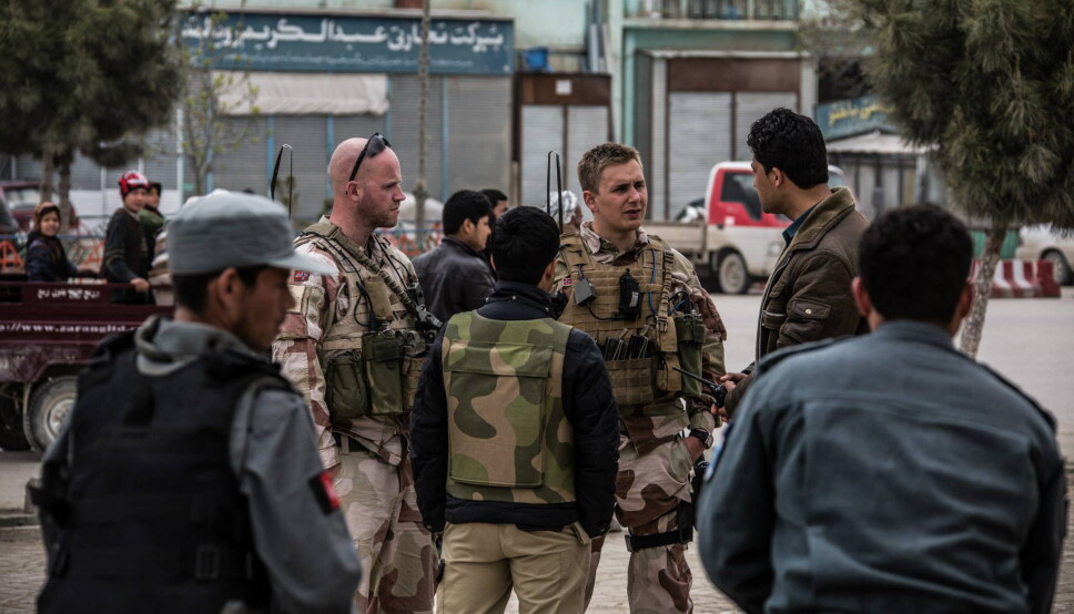MAZAR-E SHARIF: Norske soldater på patrulje i Maza e-Sharif. Nå føler flere afghanere som har jobbet for norske styrker seg utrygge ettersom Taliban erobrer stadig større områder.