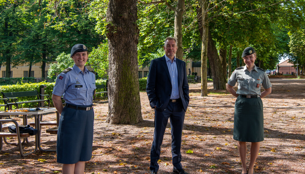 SAMARBEID: Tillitsvalgtordningen i Forsvaret har samarbeidet med Forsvarsdepartementet om en ny erstatsningsordning for vernepliktige. På bilde er landstillitsvalgt Anikken Strønen Riise (f.v.), forsvarsminister Frank Bakke-Jensen og hovedtillitsvalgt i Hæren Linnea Røbech. SAMARBEID: Tillitsvalgtordningen i Forsvaret har samarbeidet med Forsvarsdepartementet om en ny erstatsningsordning for vernepliktige. På bilde er landstillitsvalgt Anikken Strønen Riise (f.v.), forsvarsminister Frank Bakke-Jensen og hovedtillitsvalgt i Hæren Linnea Røbech.