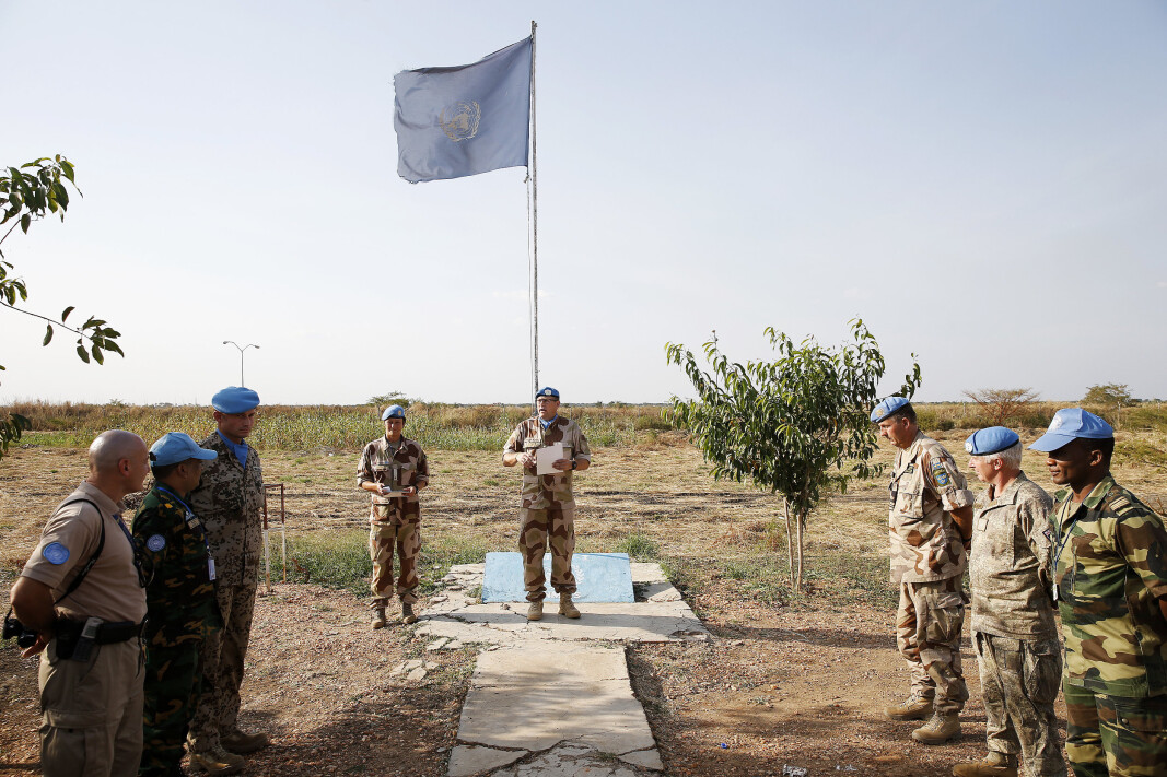 NORSK BIDRAG: Kommandør Per Gunnar Nikolaisen under en sermoni hvor to offiserer får FN-medaljen og en offiser får forfremmelse i Support Base Malakal i Sør-Sudan.