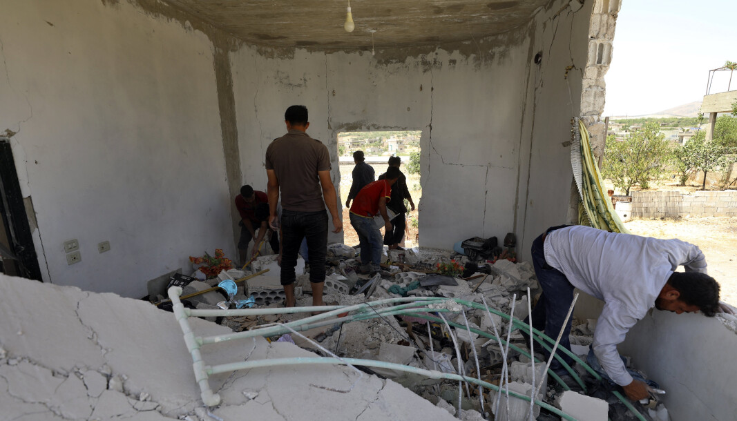 SYRIA: Folk i landsbyen Ibleen i sørlige Idlib i Syria sjekker skadene på en bygning etter et angrep. SYRIA: Folk i landsbyen Ibleen i sørlige Idlib i Syria sjekker skadene på en bygning etter et angrep.