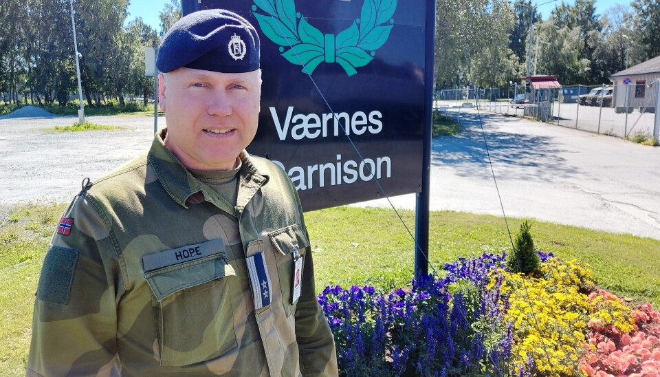 MANGE PENSJONISTER: Avgang for alder øker behovet for mer utdanning av personell, forklarer John Hope, sjef for LS på Værnes.
