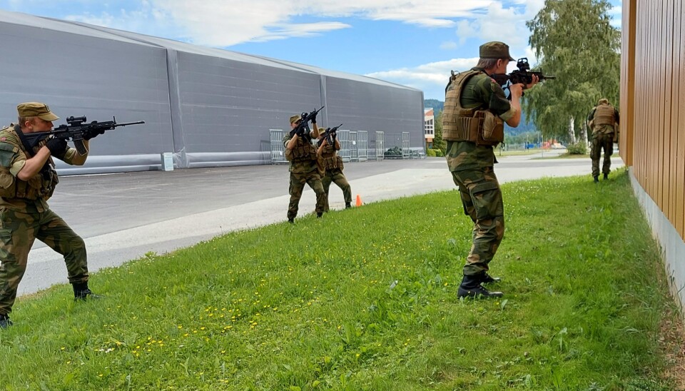 SIKRER BYGG: Vernepliktige trener baseforsvar i samlet skolesenter på Værnes. LS blir del av større samling av Forsvaret rundt Trondheimsfjorden.