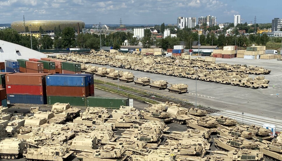 I LAND: Stridsvogner fra den amerikanske hæren ankom Poznan i Polen tirsdag.