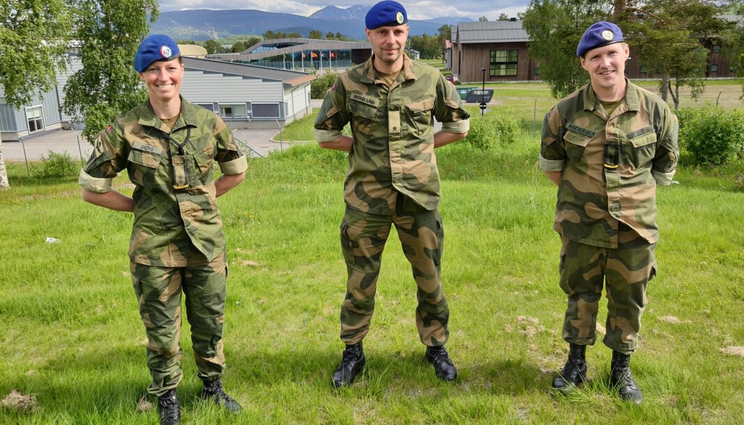 SJEFSSKIFTE: Nina Sofie Berg (t.v.) er ny sjef for Stridstrenbataljonen. Her står hun sammen med sjef for Brigade Nord, Pål Eirik Berglund, og avtroppende sjef for Stridstrenbataljonen Bård Andersen (t.h.) SJEFSSKIFTE: Nina Sofie Berg (t.v.) er ny sjef for Stridstrenbataljonen. Her står hun sammen med sjef for Brigade Nord, Pål Eirik Berglund, og avtroppende sjef for Stridstrenbataljonen Bård Andersen (t.h.)