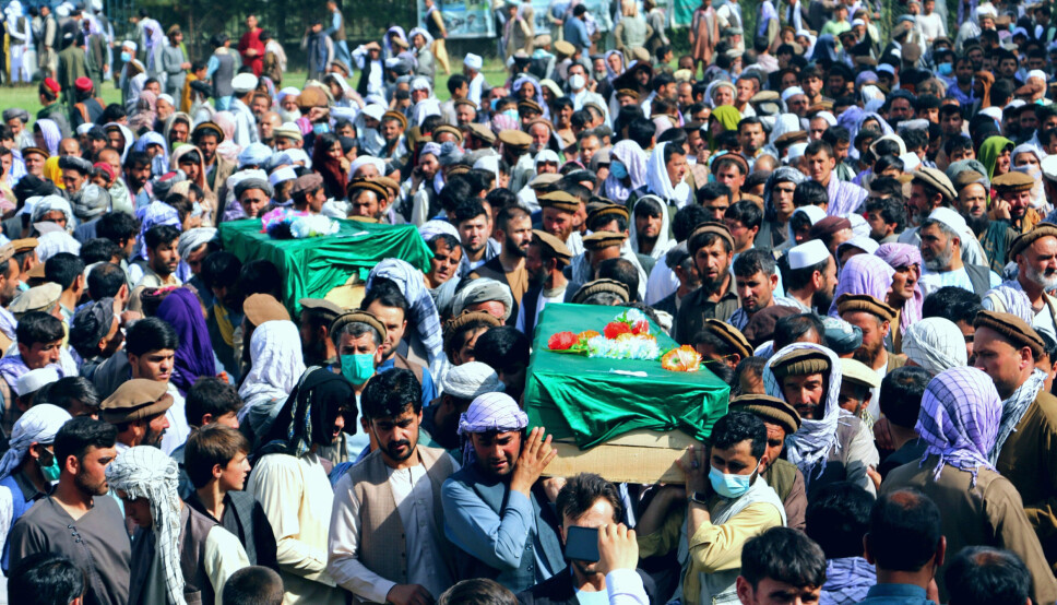 KAMPER: Afghanere følger sivile til graven i Badakhshan-provinsen nord i Afghanistan tidligere i juli. De ble drept i kamper mellom regjeringsstyrker og Taliban-opprørere