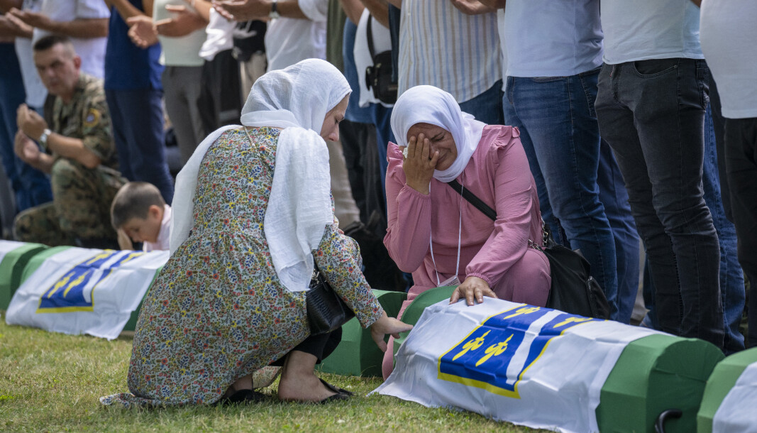 SREBRENICA: Overlevende, pårørende og andre var til stede under seremonien der 19 nylig identifiserte ofre for den verste forbrytelsen i Europa siden andre verdenskrig ble begravet ved Srebrenica søndag. SREBRENICA: Overlevende, pårørende og andre var til stede under seremonien der 19 nylig identifiserte ofre for den verste forbrytelsen i Europa siden andre verdenskrig ble begravet ved Srebrenica søndag.