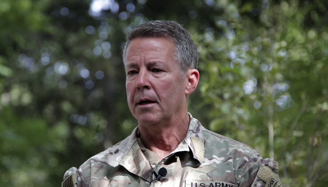 OVERREKTE KOMMANDOEN: USAs øverstkommanderende i Afghanistan, general Scott Miller, overførte mandag kontrollen over afghansk område til regjeringsstyrkene. OVERREKTE KOMMANDOEN: USAs øverstkommanderende i Afghanistan, general Scott Miller, overførte mandag kontrollen over afghansk område til regjeringsstyrkene.