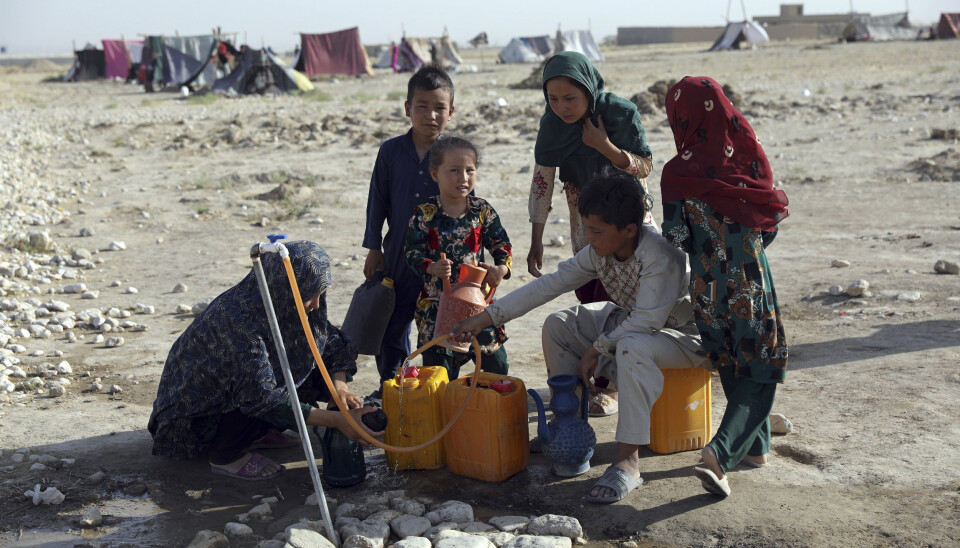 FLYKTER: En familie som flykter fra Afghanistan for å komme unna Taliban.