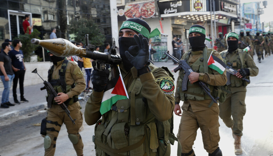 FOLKERETTEN: Militante medlemmer av Hamas' militære gren Izzedine al-Qassam-brigadene, bryter ikke folkeretten om de skyter raketter mot israelske styrker som vokter grensa mot Gazastripen, eller andre militære mål i Israel, ifølge eksperter på folkeretten.