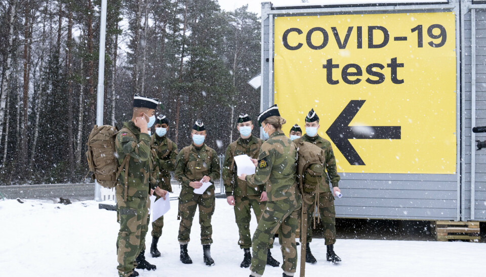 SMITTEFRITT: Soldater fra Hæren, her på plass for å bidra med testpersonell på Svinesund-grensen på vei inn i Norge. For første gang på lenge er det ingen smittede i Hæren.