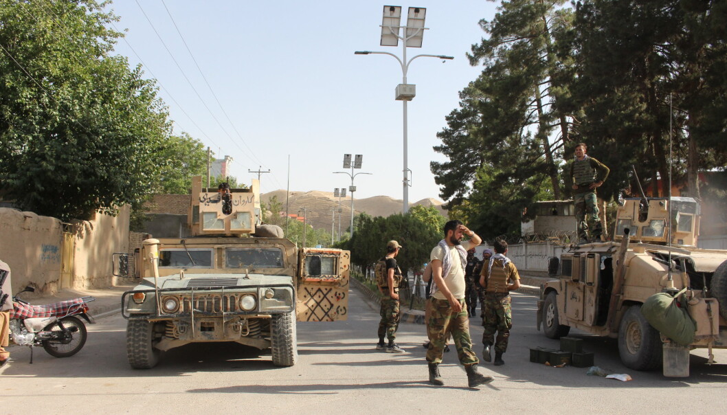 FLYKTER: Afghanske soldater i den afghanske provinsen Badghis, som grensen mot Turkmenistan. Mange afghanere flykter til nabolandene når Taliban tar over store deler av landet. FLYKTER: Afghanske soldater i den afghanske provinsen Badghis, som grensen mot Turkmenistan. Mange afghanere flykter til nabolandene når Taliban tar over store deler av landet.
