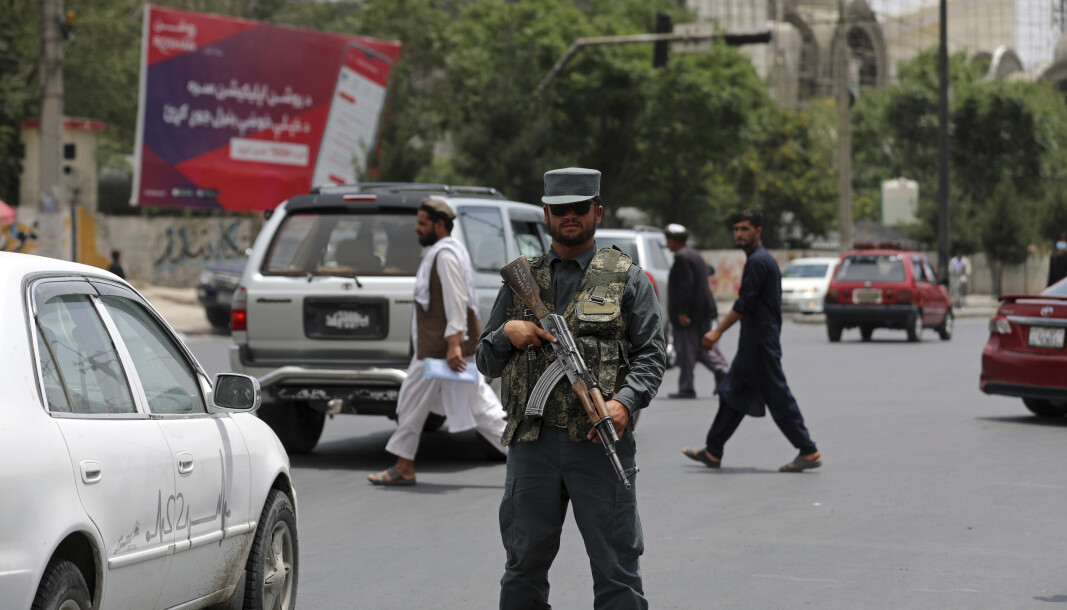 EROBRER: Taliban erobrer stadig nye områder i Afghanistan, og Frankrike ber nå sine statsborgere om å forlate landet. På bildet er en afghansk politimann i Kabul. EROBRER: Taliban erobrer stadig nye områder i Afghanistan, og Frankrike ber nå sine statsborgere om å forlate landet. På bildet er en afghansk politimann i Kabul.