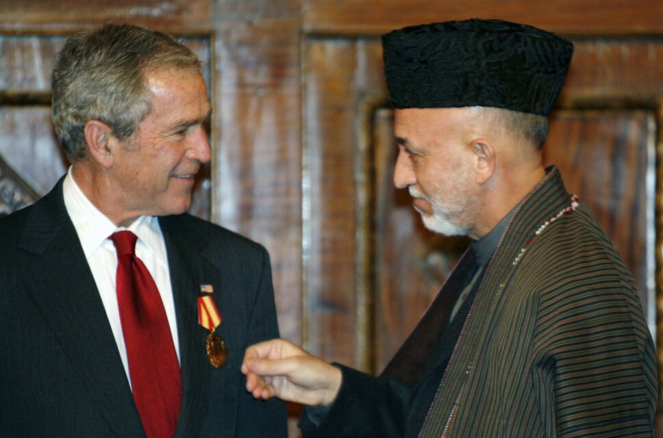 KABUL: Tidligere president George W. Bush sier at tilbaketrekkingen fra Afghanistan er et stort feilgrep. Her mottar han en medalje av daværende president i Afghanistan Hamid Karzai i Kabul i 2008.